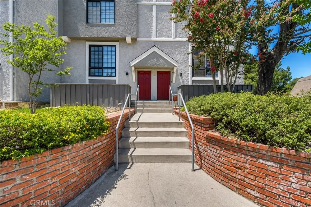 18100 Burbank #14 Tarzana, CA 91356