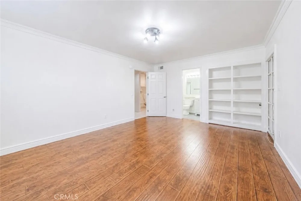 18100 Burbank #14 Tarzana, CA 91356