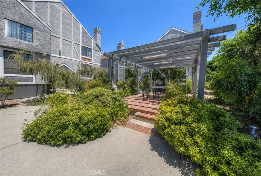 18100 Burbank #14 Tarzana, CA 91356