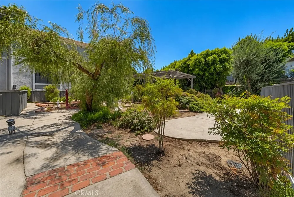 18100 Burbank #14 Tarzana, CA 91356