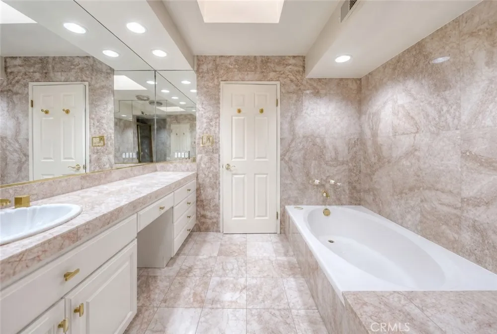 18100 Burbank #14 Tarzana, CA 91356