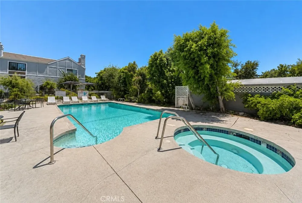 18100 Burbank #14 Tarzana, CA 91356