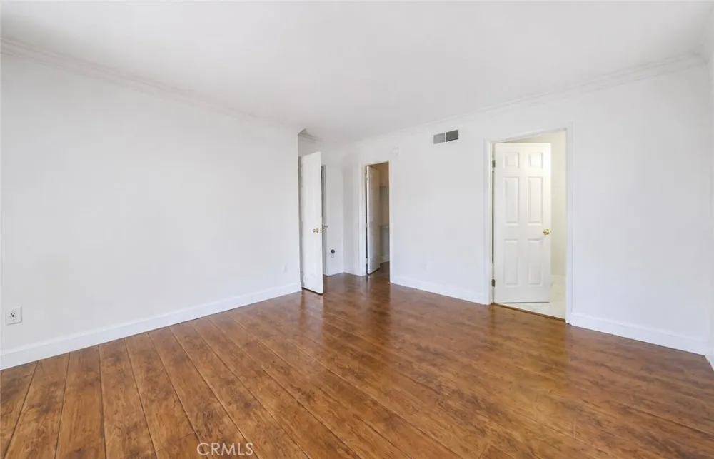 18100 Burbank #14 Tarzana, CA 91356