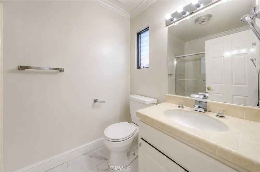18100 Burbank #14 Tarzana, CA 91356