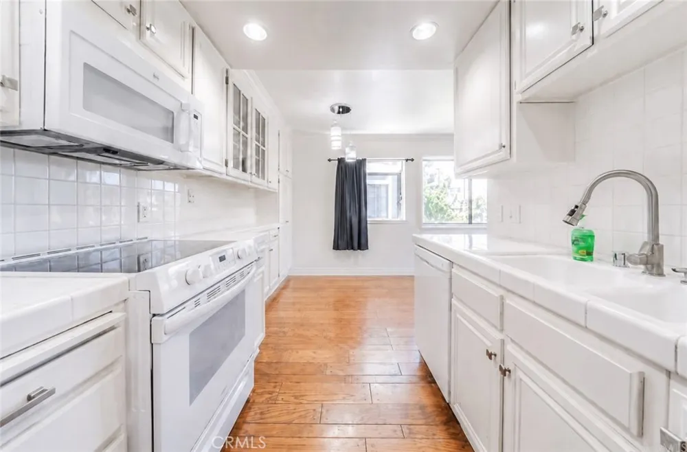 18100 Burbank #14 Tarzana, CA 91356