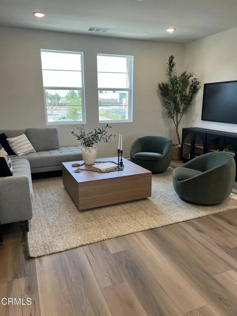 533 Via Vallarta Camarillo, CA 93012