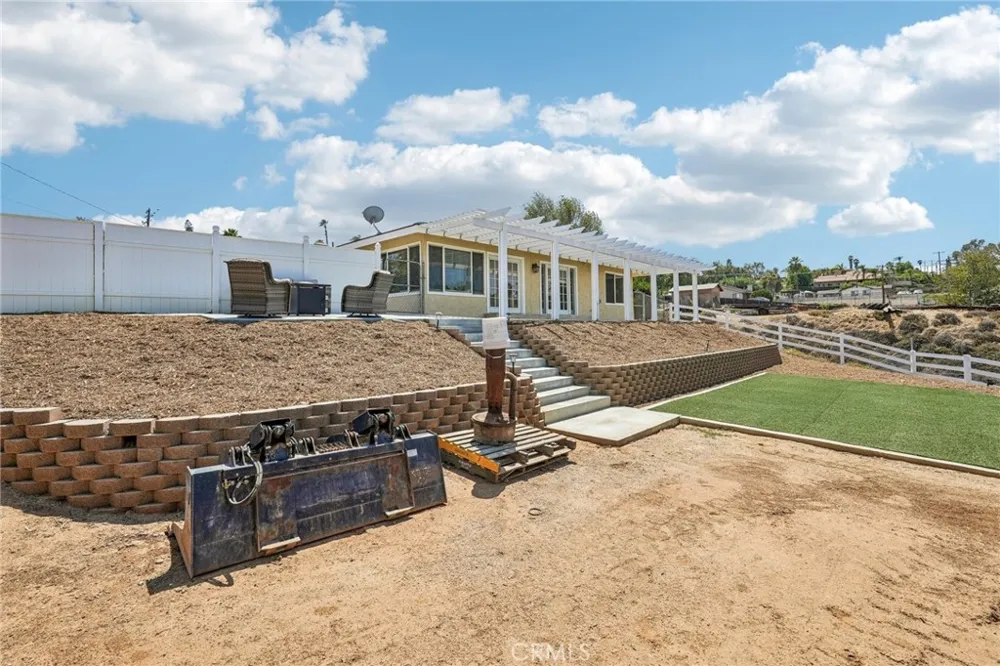 14342 Laurel Riverside, CA 92503