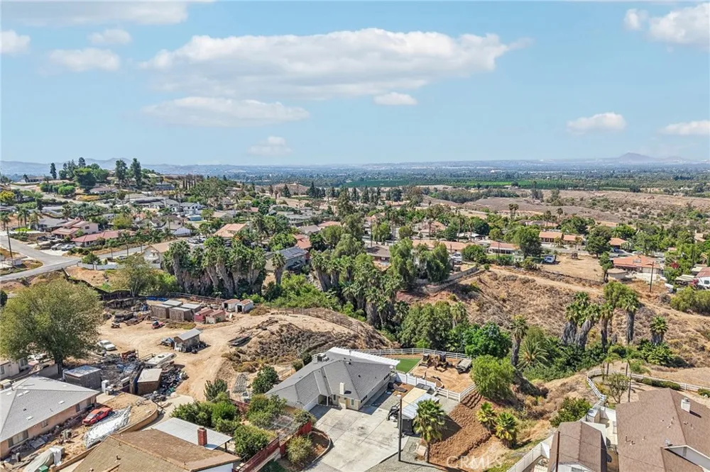 14342 Laurel Riverside, CA 92503