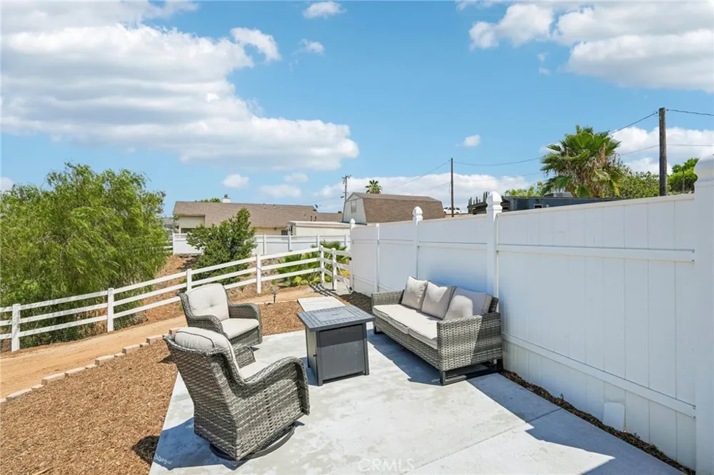 14342 Laurel Riverside, CA 92503