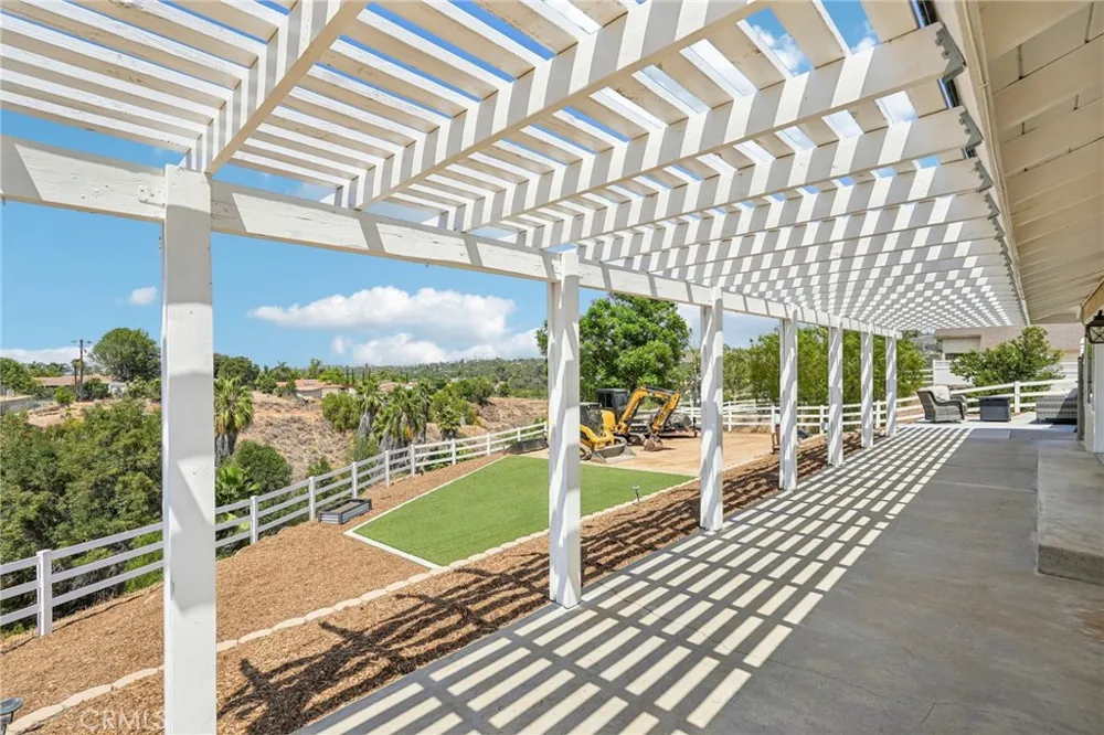 14342 Laurel Riverside, CA 92503