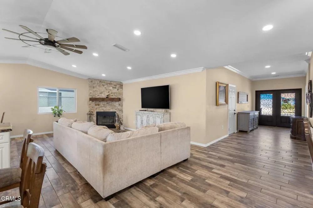 817 Calle La Sombra Camarillo, CA 93010