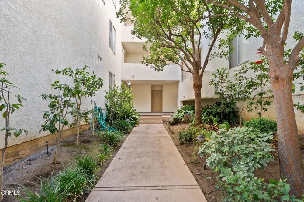 5325 Newcastle Avenue #126 Encino, CA 91316