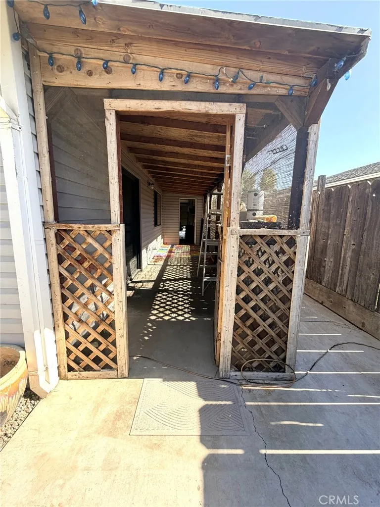 33 E Wallis Gustine, CA 95322