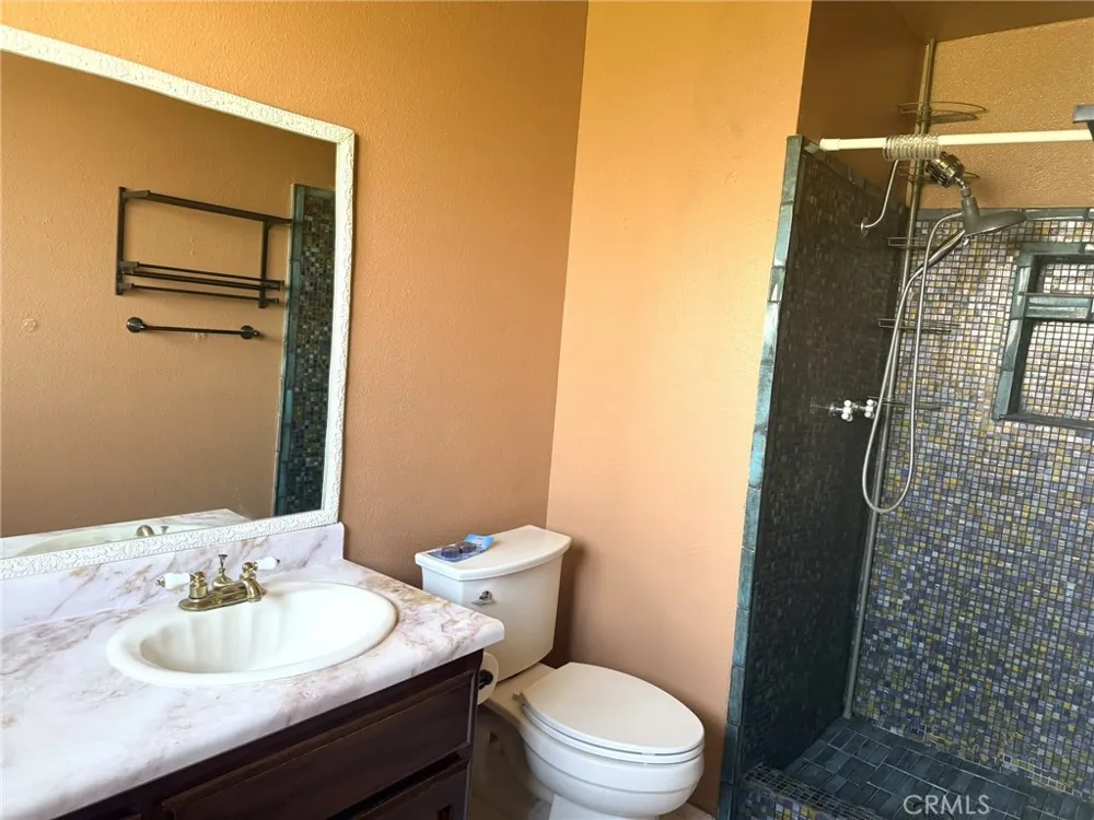 33 E Wallis Gustine, CA 95322