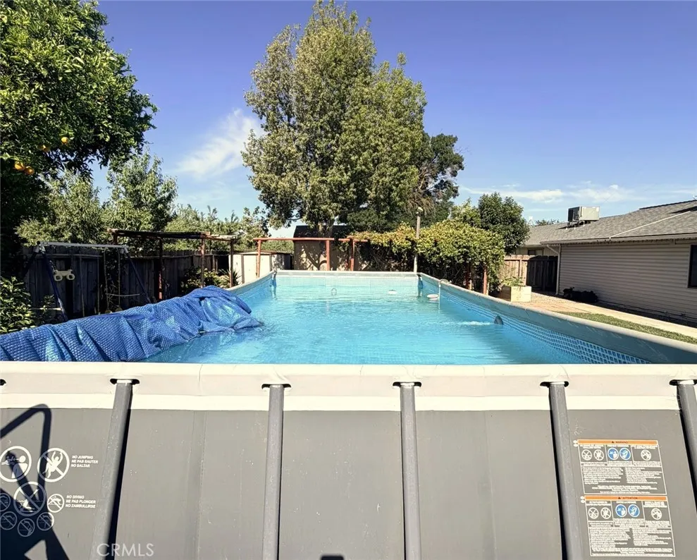 33 E Wallis Gustine, CA 95322