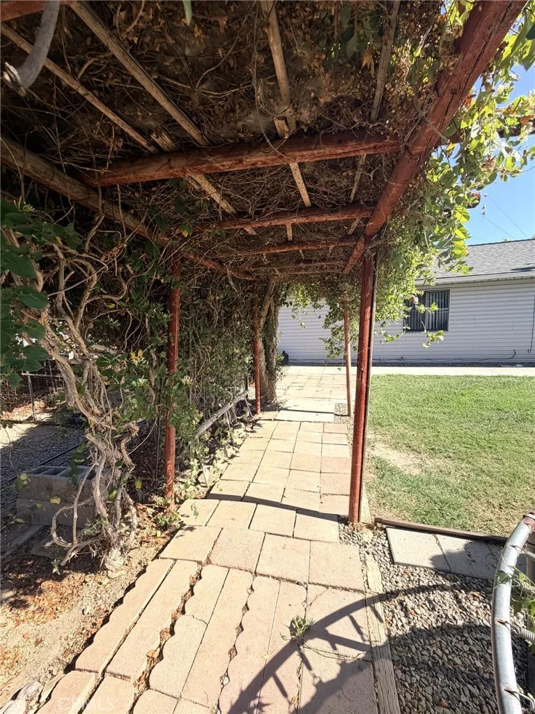 33 E Wallis Gustine, CA 95322