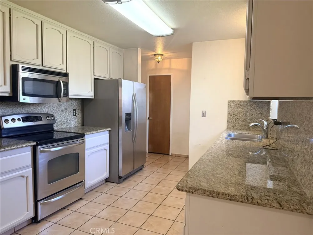 33 E Wallis Gustine, CA 95322