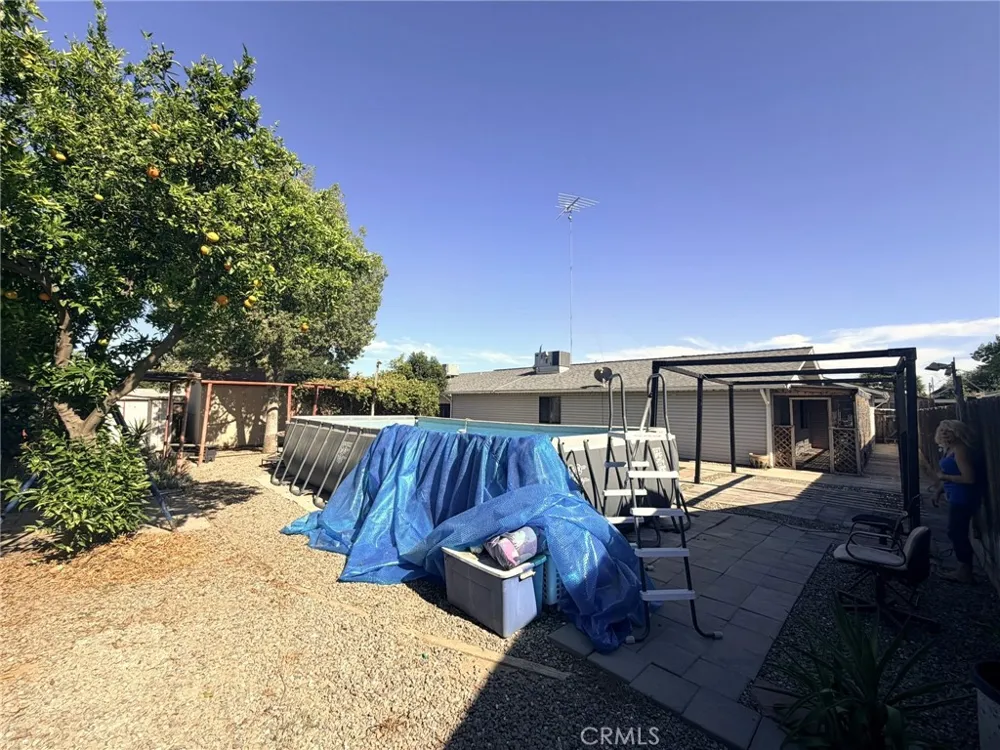 33 E Wallis Gustine, CA 95322