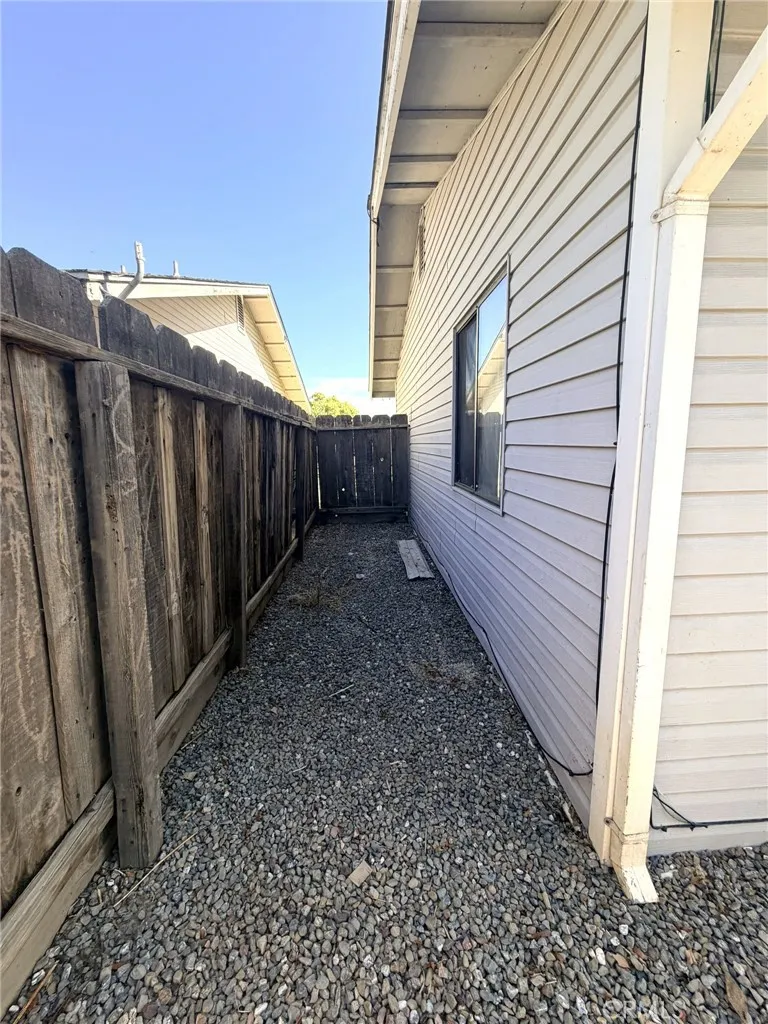 33 E Wallis Gustine, CA 95322