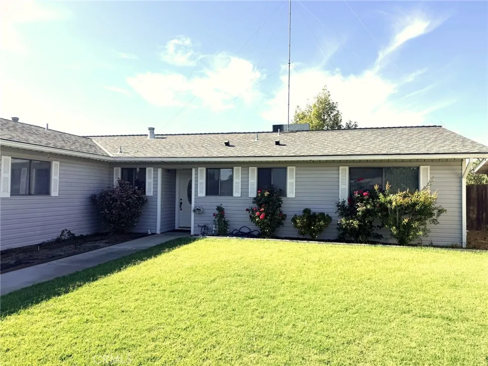 33 E Wallis Gustine, CA 95322