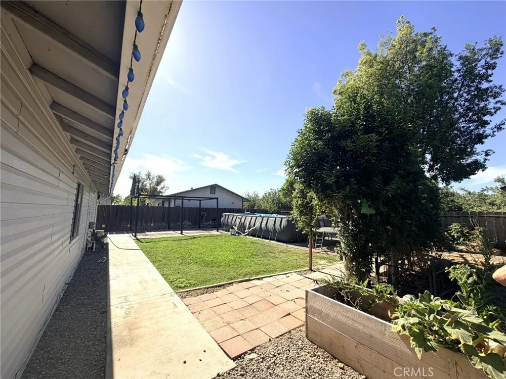 33 E Wallis Gustine, CA 95322