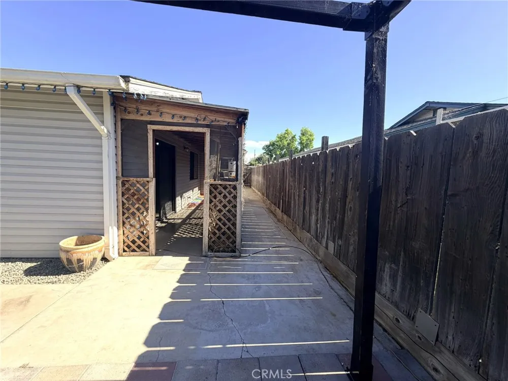 33 E Wallis Gustine, CA 95322