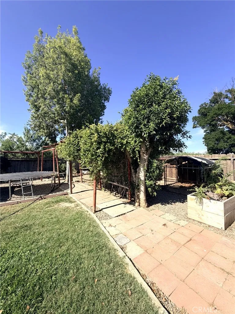 33 E Wallis Gustine, CA 95322