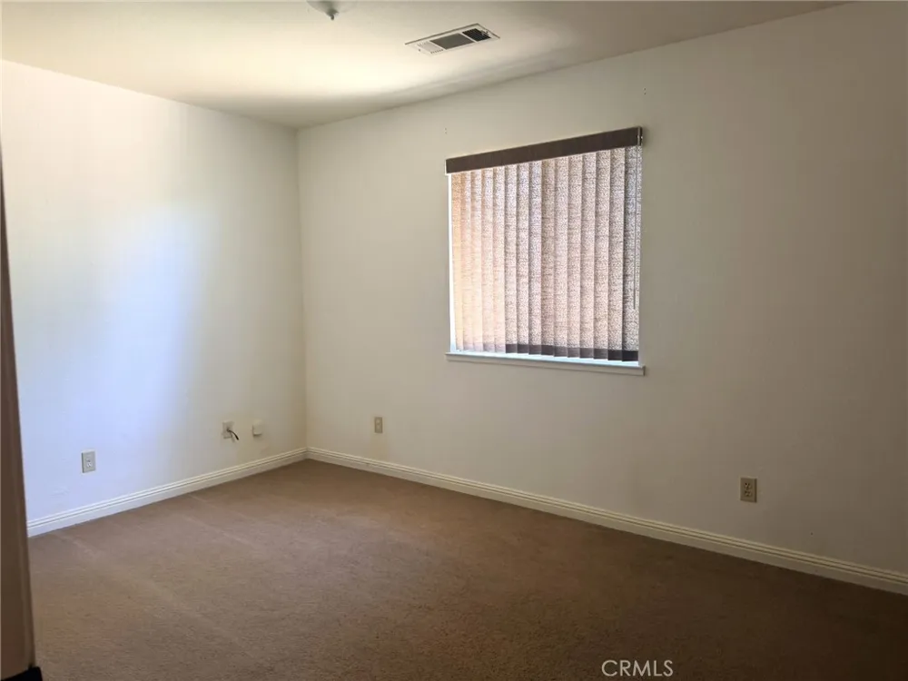 33 E Wallis Gustine, CA 95322
