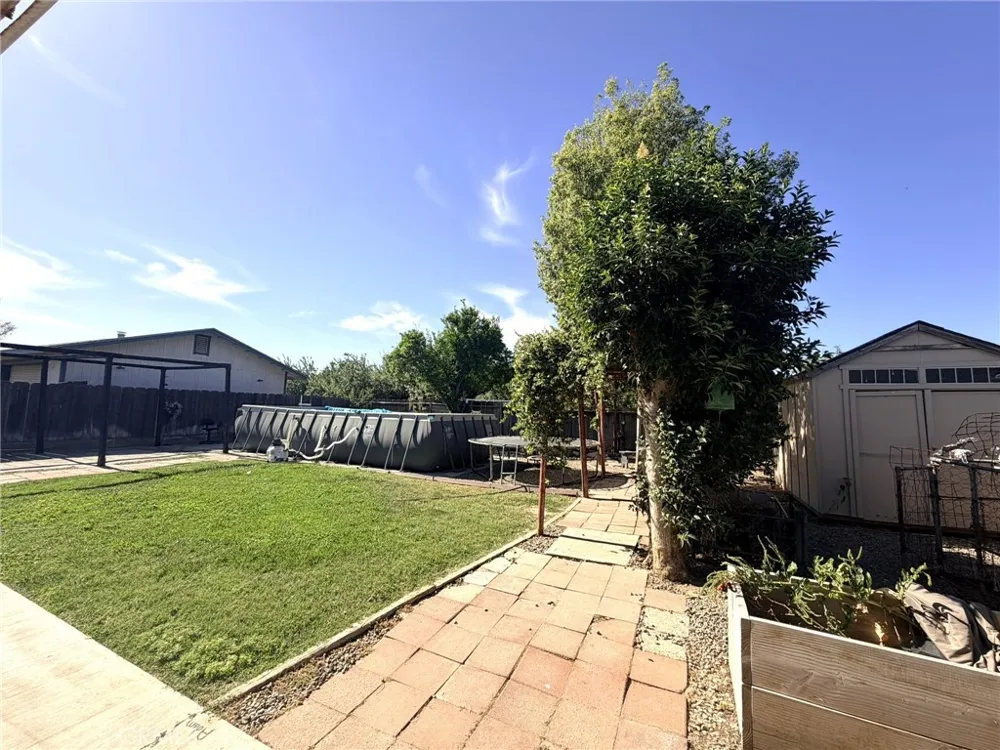 33 E Wallis Gustine, CA 95322