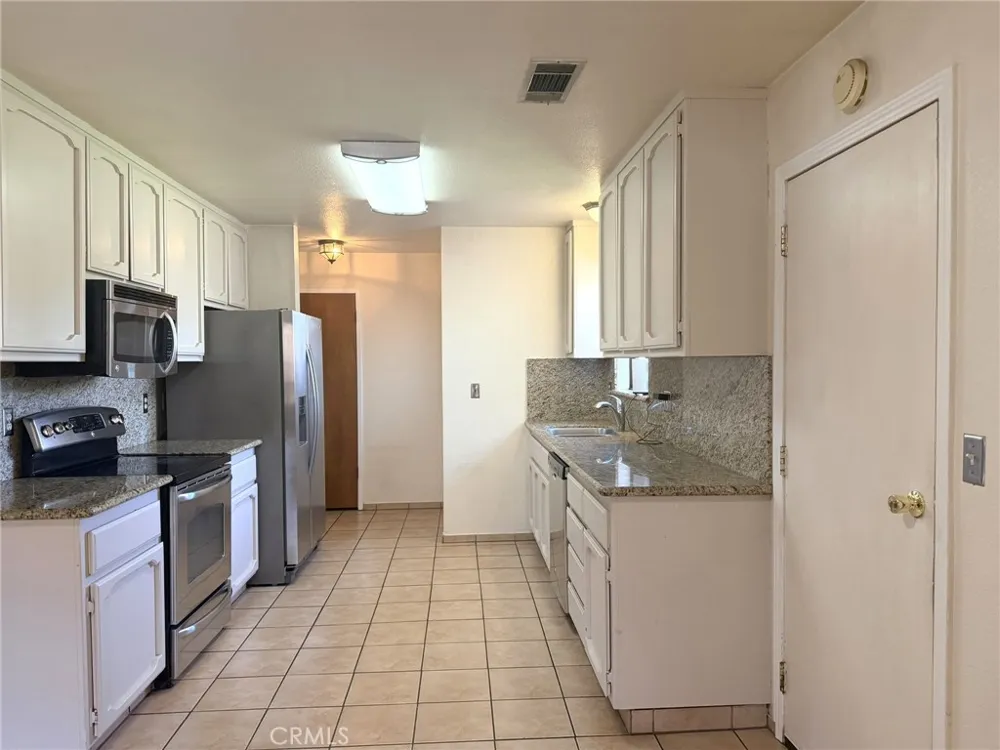 33 E Wallis Gustine, CA 95322