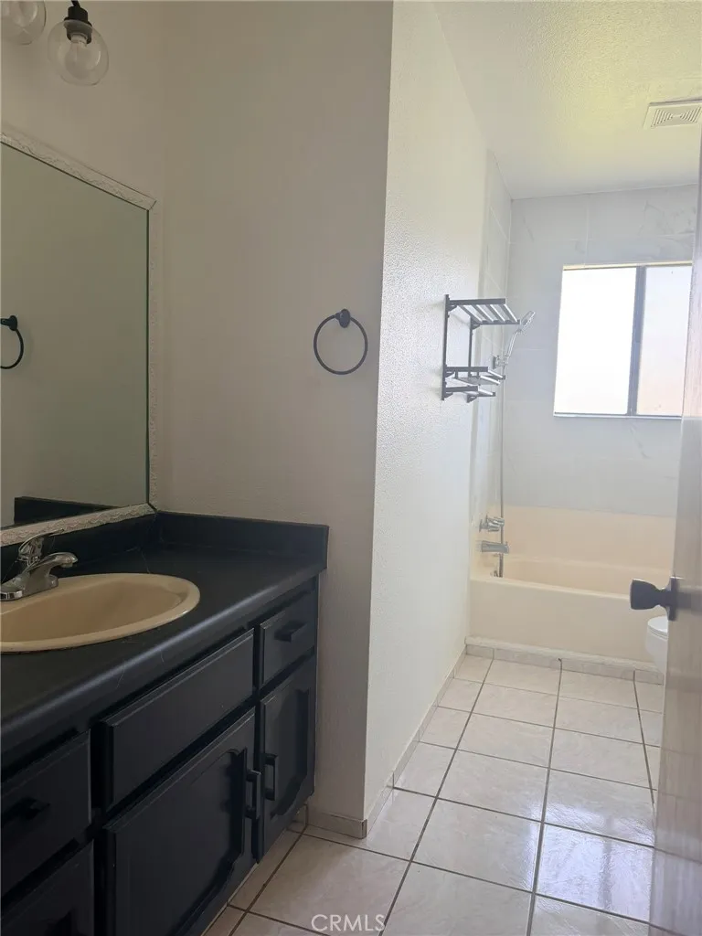 33 E Wallis Gustine, CA 95322