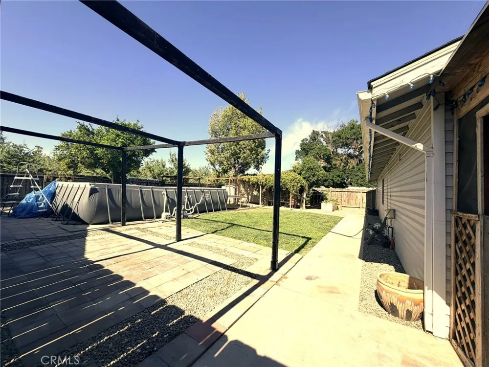 33 E Wallis Gustine, CA 95322