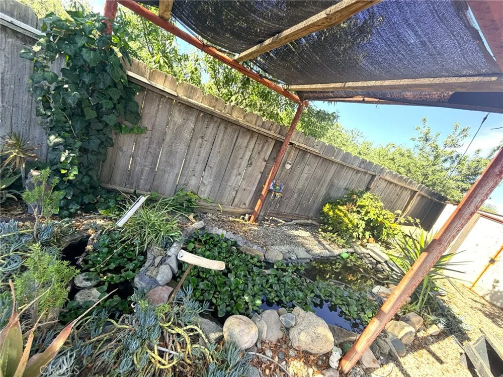 33 E Wallis Gustine, CA 95322