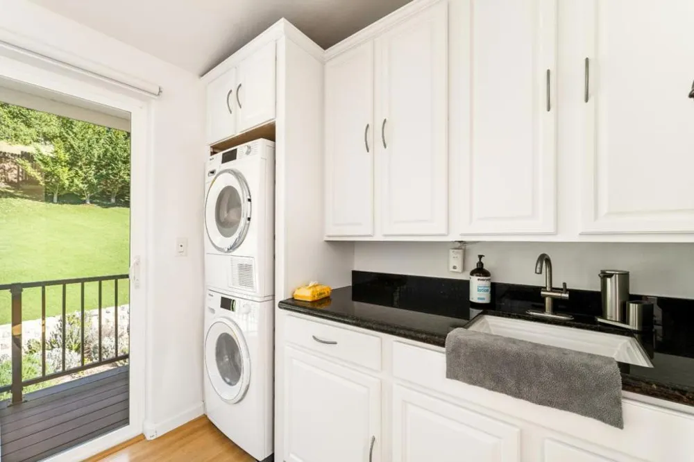 245 Calle De Los Agrinemsors Carmel Valley, CA 93924