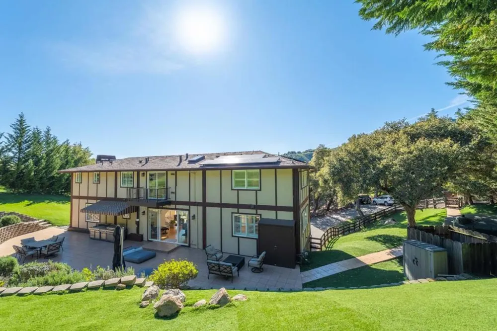 245 Calle De Los Agrinemsors Carmel Valley, CA 93924