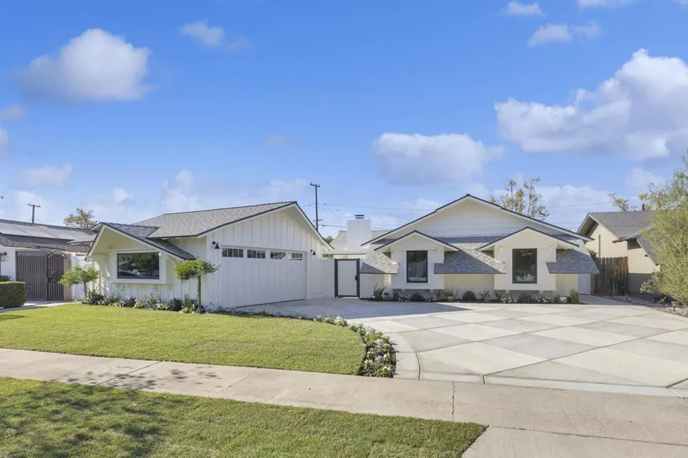 3221 Kempton Drive Los Alamitos, CA 90720