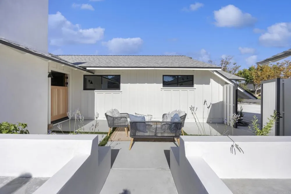 3221 Kempton Drive Los Alamitos, CA 90720
