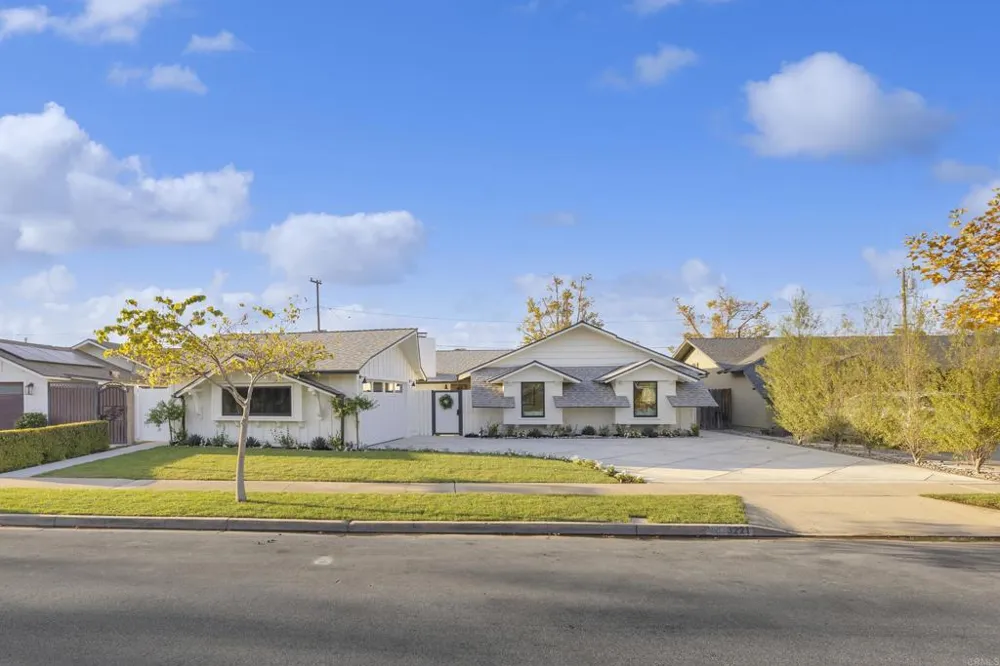 3221 Kempton Drive Los Alamitos, CA 90720