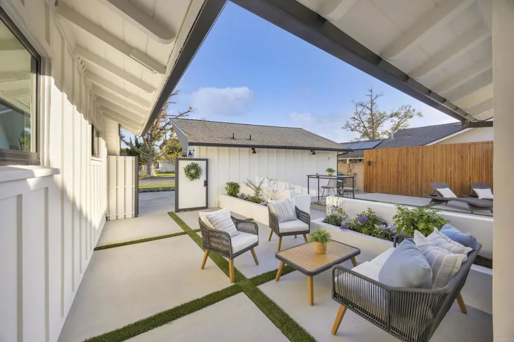 3221 Kempton Drive Los Alamitos, CA 90720