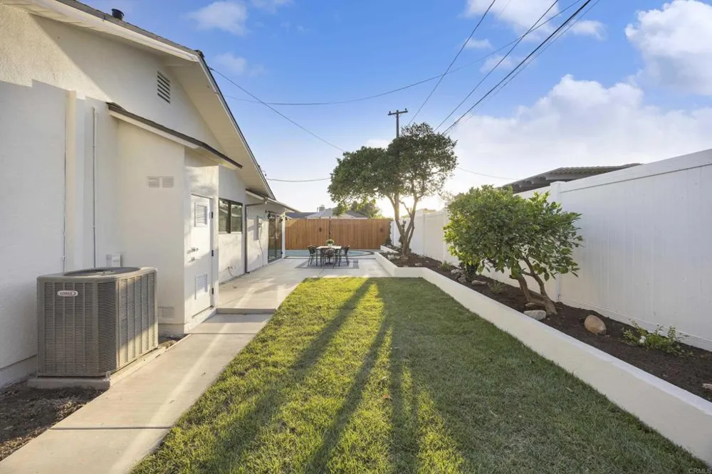 3221 Kempton Drive Los Alamitos, CA 90720