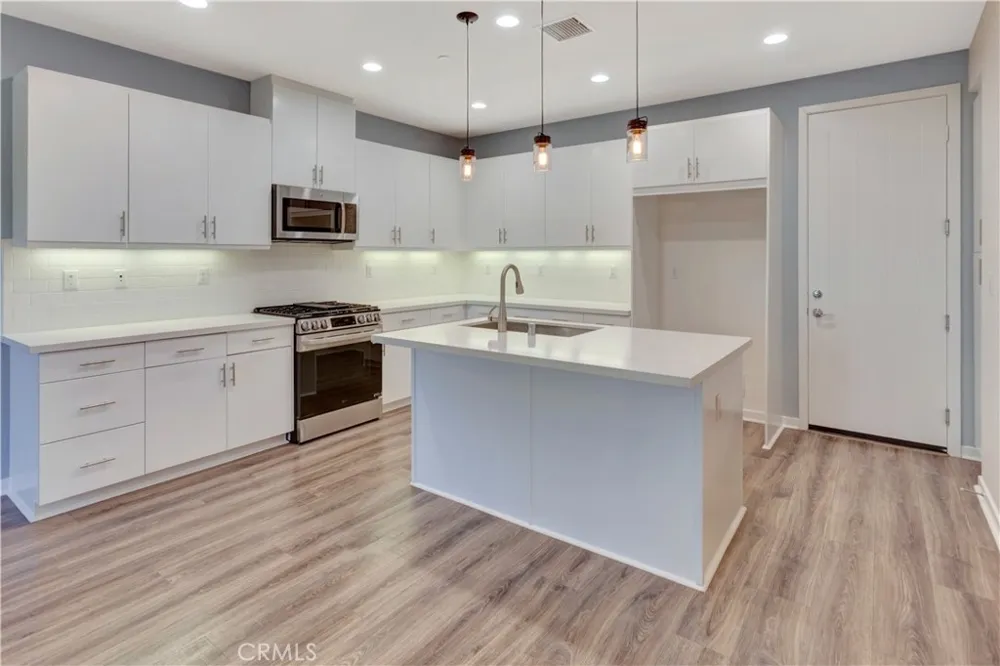 76 Finch Lake Forest, CA 92630