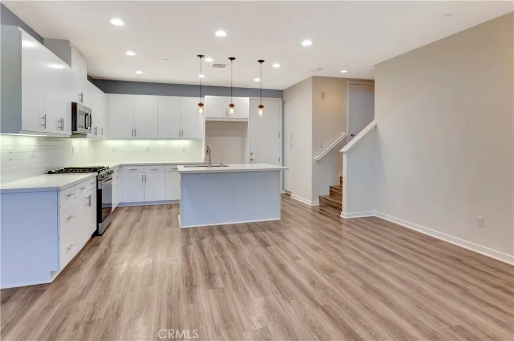 76 Finch Lake Forest, CA 92630