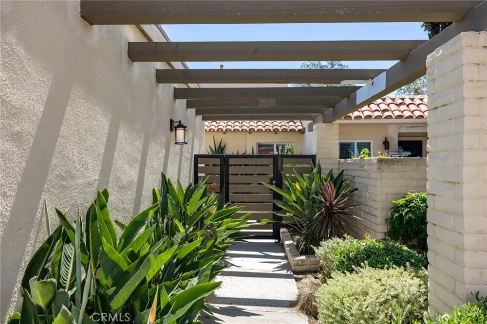 2332 Vista Huerta Newport Beach, CA 92660