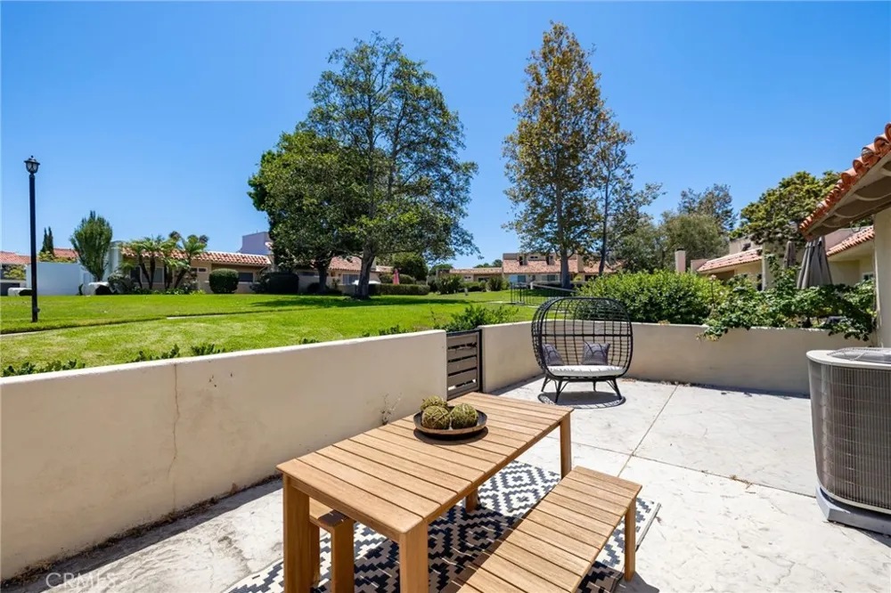 2332 Vista Huerta Newport Beach, CA 92660