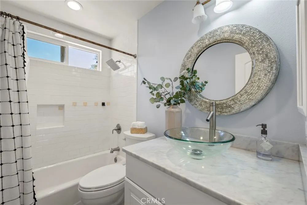 2332 Vista Huerta Newport Beach, CA 92660