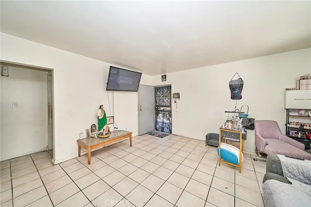 2001 W Myrtle Santa Ana, CA 92703