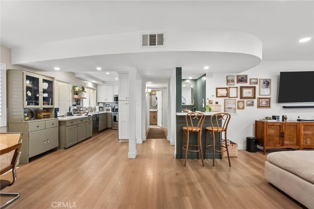 4445 Cartwright Avenue #212 Toluca Lake, CA 91602