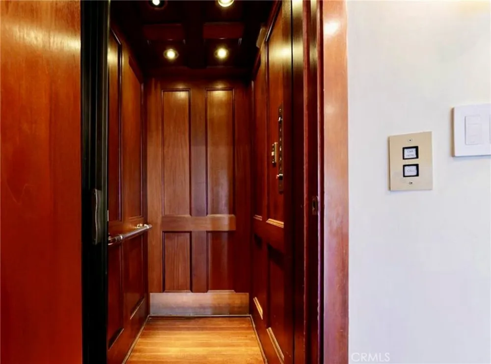 8827 Evanview Los Angeles, CA 90069