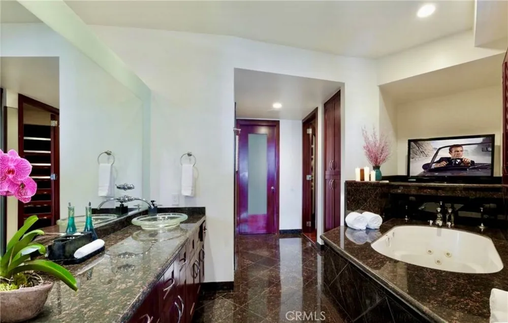 8827 Evanview Los Angeles, CA 90069