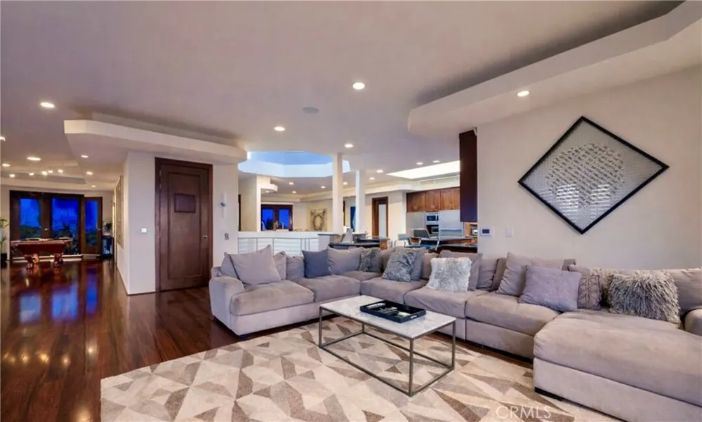 8827 Evanview Los Angeles, CA 90069